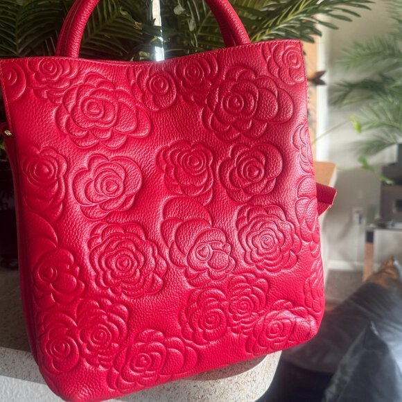 Ladies Elegant Flower Embossed Handbag - Picture 6 of 7